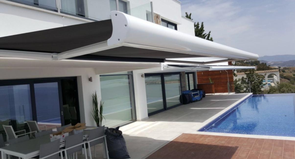 Toldo instalado en la fachada de un negocio
